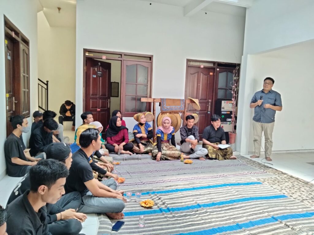 H Sumardhan memberikan wejangan kepada mahasiswa asal Sumbawa Barat di Sekretariat IKPM Malang (ft.cholil)