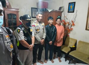 Tim dokter kesehatan Polresta Malang Kota dan Kapolsek Klojen mengunjungi dan memberikan bantuan kepada keluarga korban insiden Kanjuruhan (ist)