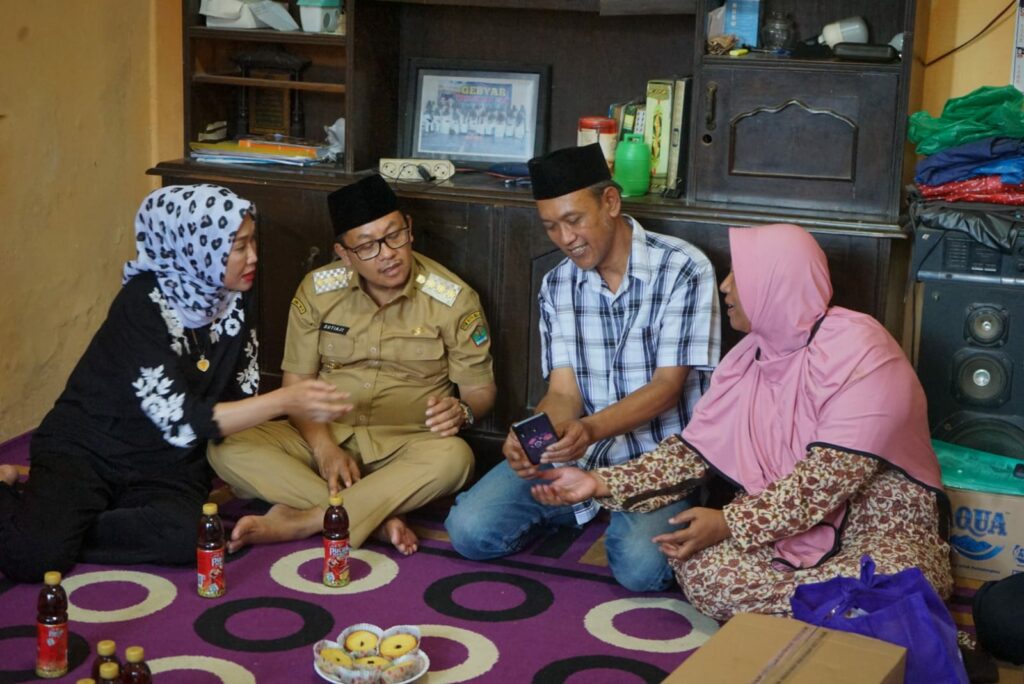 Walikota Malang, H Sutiaji dan Ketua TP PKK Kota Malang, Hj Widayati Sutiaji berkunjung ke 10 rumah korban tragedi Kanjuruhan yang berada di wilayah Kecamatan Kedungkandang (ist)