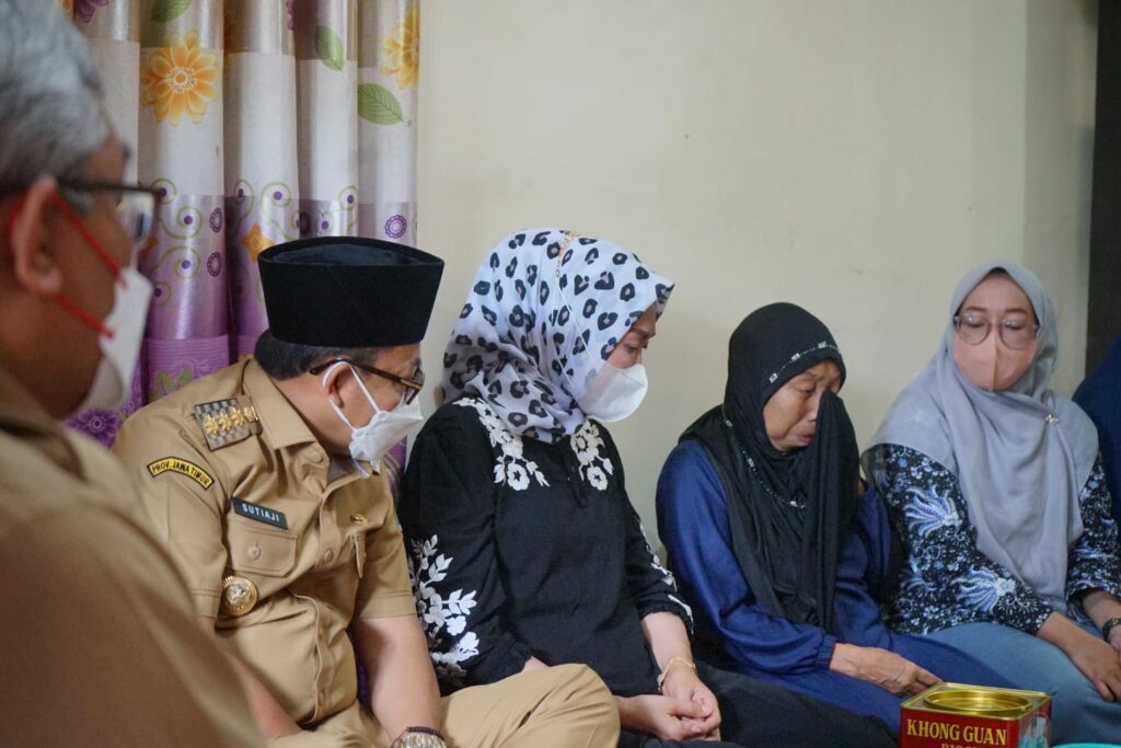 Walikota Malang, H Sutiaji dan Ketua TP PKK Kota Malang, Hj Widayati Sutiaji berkunjung ke 10 rumah korban tragedi Kanjuruhan yang berada di wilayah Kecamatan Kedungkandang (ist)