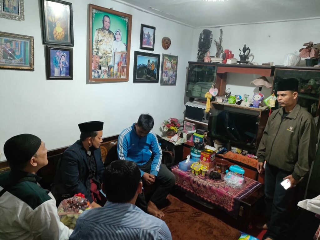 Perwakilan Aliansi Malang Kondusif mengunjungi kediaman keluarga korban tragedi Kanjuruhan (ist)