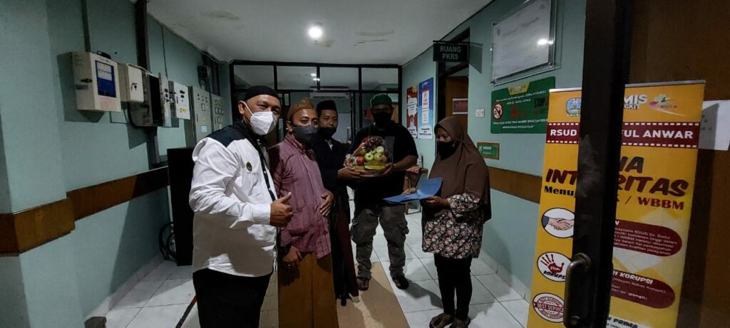 Perwakilan Aliansi Malang Kondusif membesuk korban tragedi Kanjuruhan yang masih dalam kondisi kritis di RSSA Malang (ist)