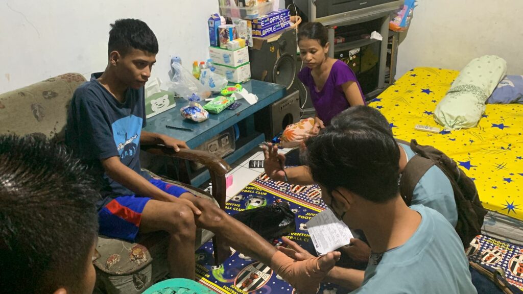 Tim Sama Ramah Polresta Malang Kota menggandeng Tim Terapis Griya Terapi Sehat memberikan fisioterapis pada korban tragedi Kanjuruhan (ist)