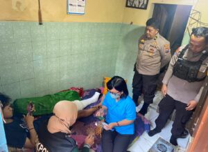 Tim Sama Ramah Polresta Malang Kota menggandeng Tim Terapis Griya Terapi Sehat memberikan fisioterapis pada korban tragedi Kanjuruhan (ist)