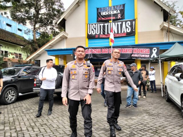 WhatsApp Image 2022-10-17 at 8.20.05 PM Kapolresta Malang Kota, Kombes Pol Budi Hermanto dan Kapolres Malang, AKBP Putu Kholis Aryana silaturahmi ke Aremania di Posko KNPI (ft.cholil)