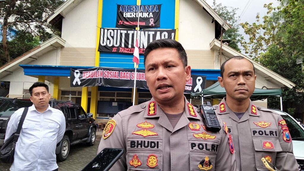 Kombes Pol Budi Hermanto dan Kapolres Malang, AKBP Putu Kholis Aryana memberikan keterangan kepada wartawan (ft.cholil)