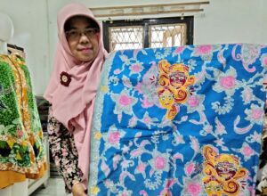 Batik corak topeng Malangan jadi andalan produksi batik milik Wiwik dikancah internasional (ft.cholil)