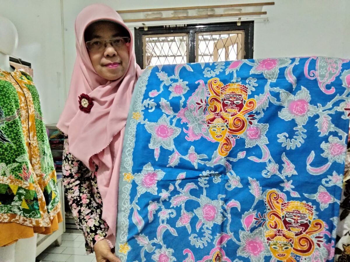Batik corak topeng Malangan jadi andalan produksi batik milik Wiwik dikancah internasional (ft.cholil)