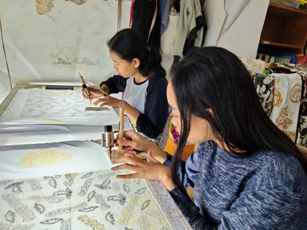 Proses canting batik blimbing khas batik malang (ft.cholil)