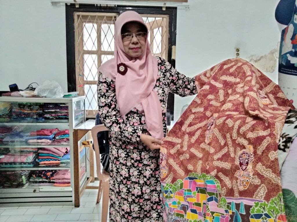 Wiwik Niarti menunjukkan motif batik bercorak kampung warna warni dan corak nama-nama daerah di Kota Malang (ft.cholil)