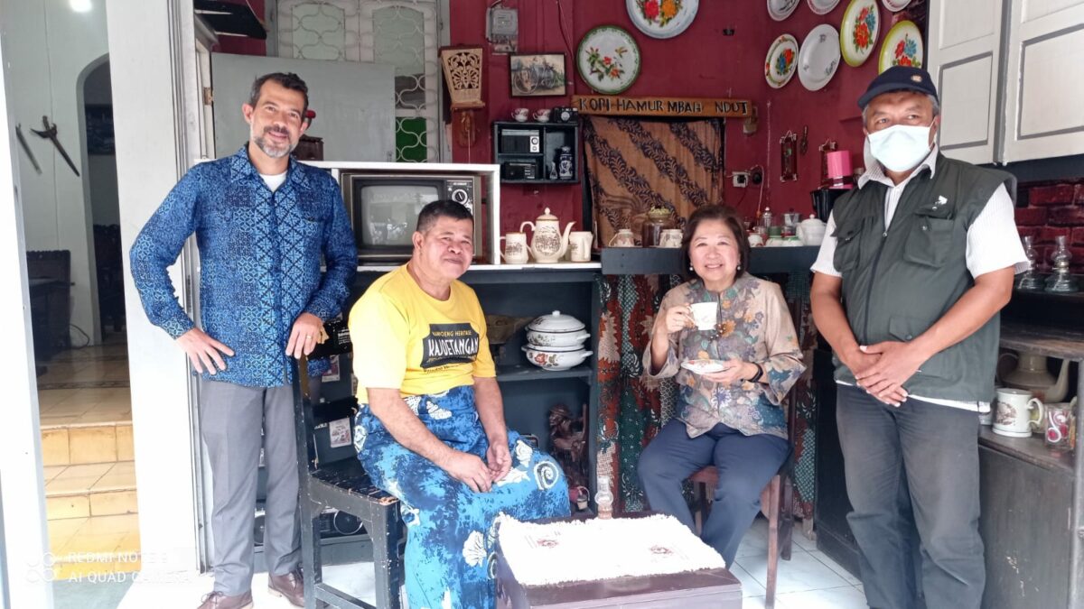 Mantan Menteri perdagangan era Susilo Bambang Yudhoyono (SBY), Prof. Mari Elka Pangestu, M.Ec., Ph.D, menikmati secangkir kopi di kedai Hamur Mbah Ndut tanggal 12 Agustus 2022 lalu. (Ist)
