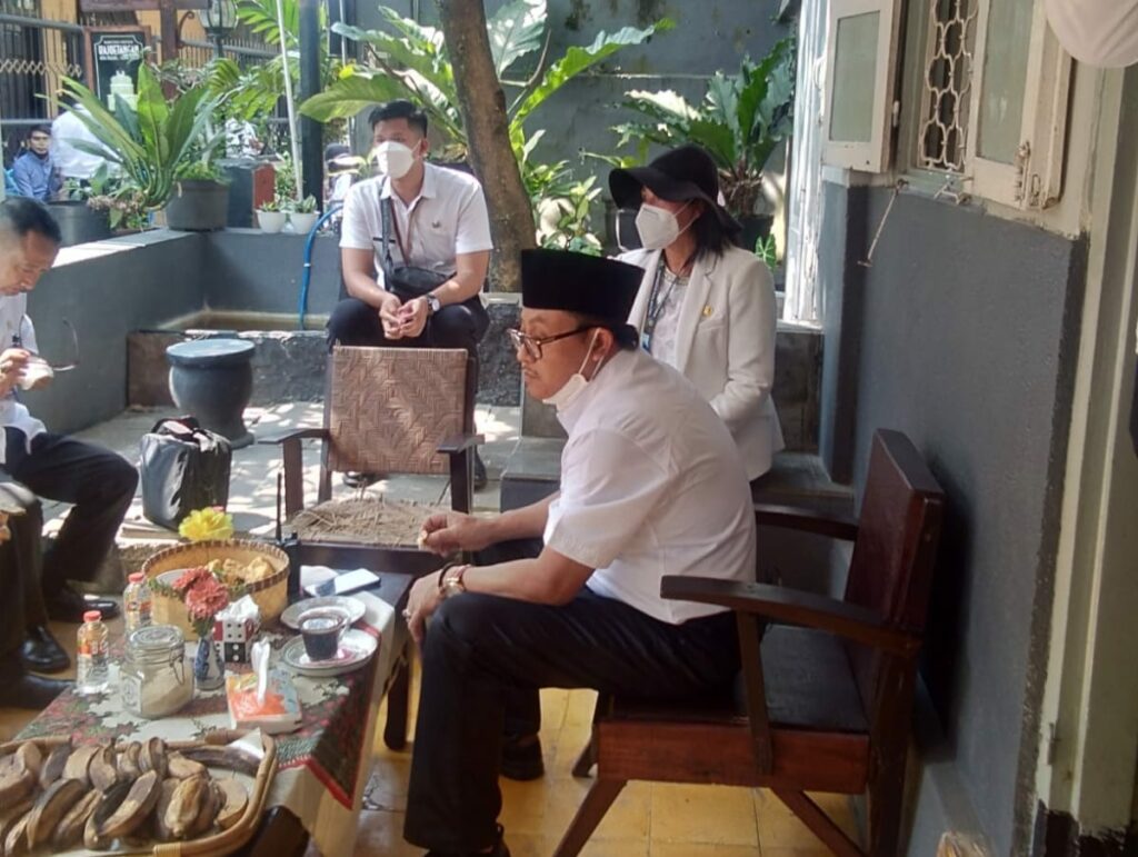 Walikota Malang, H Sutiaji menyempatkan berkunjung ke Kedai Hamur Mbah Ndut pada beberapa waktu lalu (ist)
