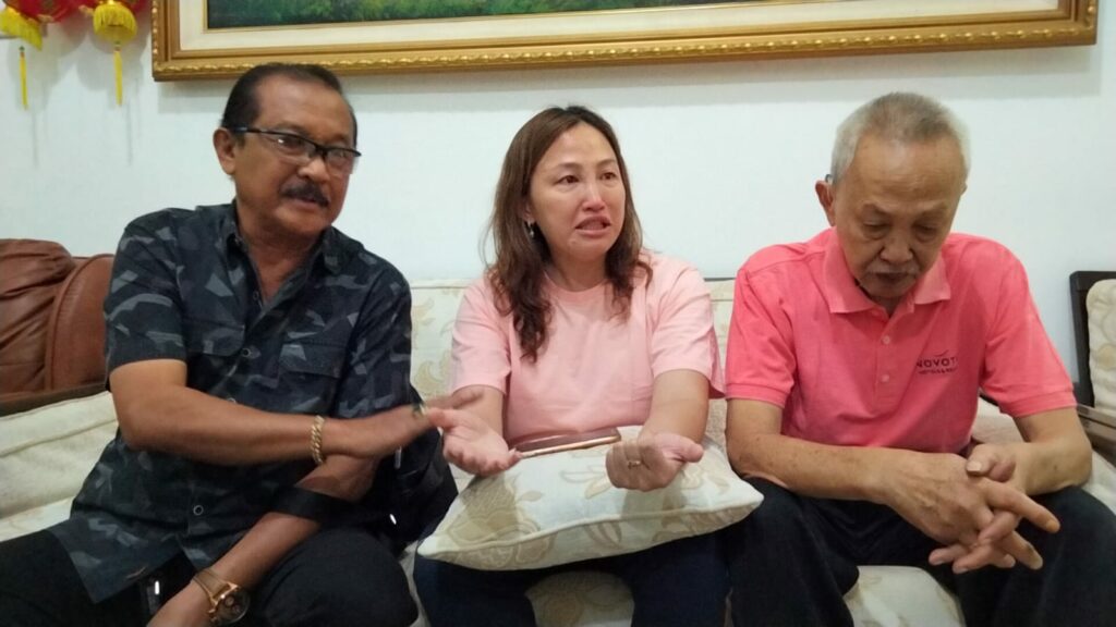 Merry Sugiarto (tengah) sembari menangis menceritakan kejadian yang menimpanya (ft.cholil)