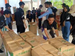 Mahasiswa program pertukaran mahasiswa merdeka (PMN-2) IKIP Budi Utomo Malang mengirimkan bantuan kepada korban terdampak banjir bandang di Desa Pujiharjo, Kecamatan Tirtoyudo Kabupaten Malang Jawa timur (ist)