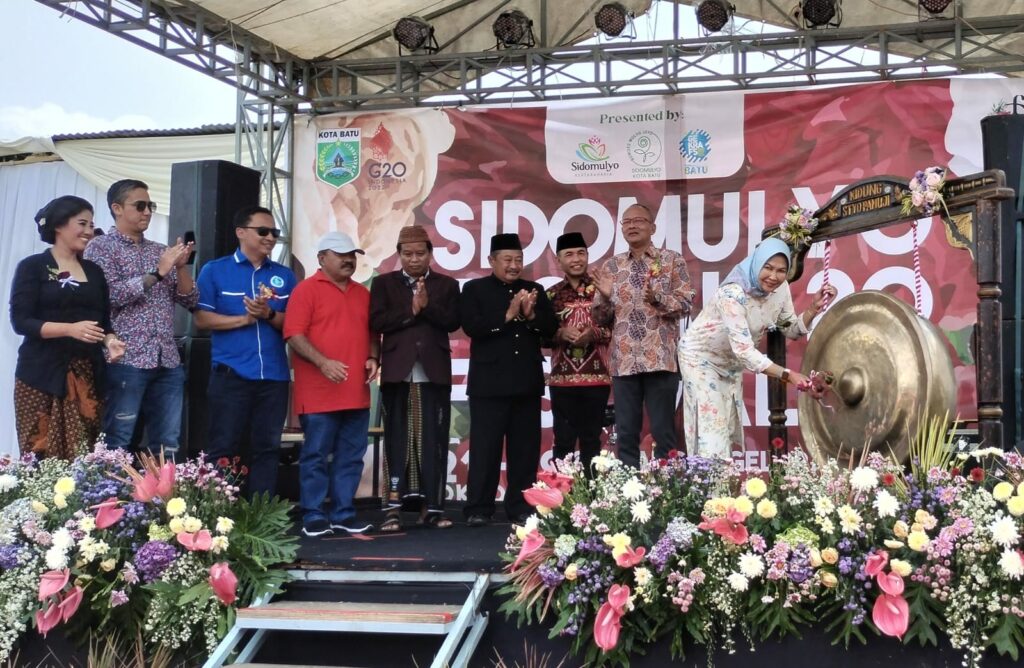 Walikota Batu, Hj Dewanti Rumpoko memukul Gong pada pembukaan Flora Festival Desa Sidomulyo, Batu (ft.agus)