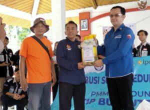 Perwakilan PT BPF Malang (kanan) bersama Ketua PWI Malang Raya menyerahkan bantuan kepada perwakilan korban terdampak banjir di Desa Pujiharjo Kecamatan Tirtoyudo Kabupaten Malang (ist)