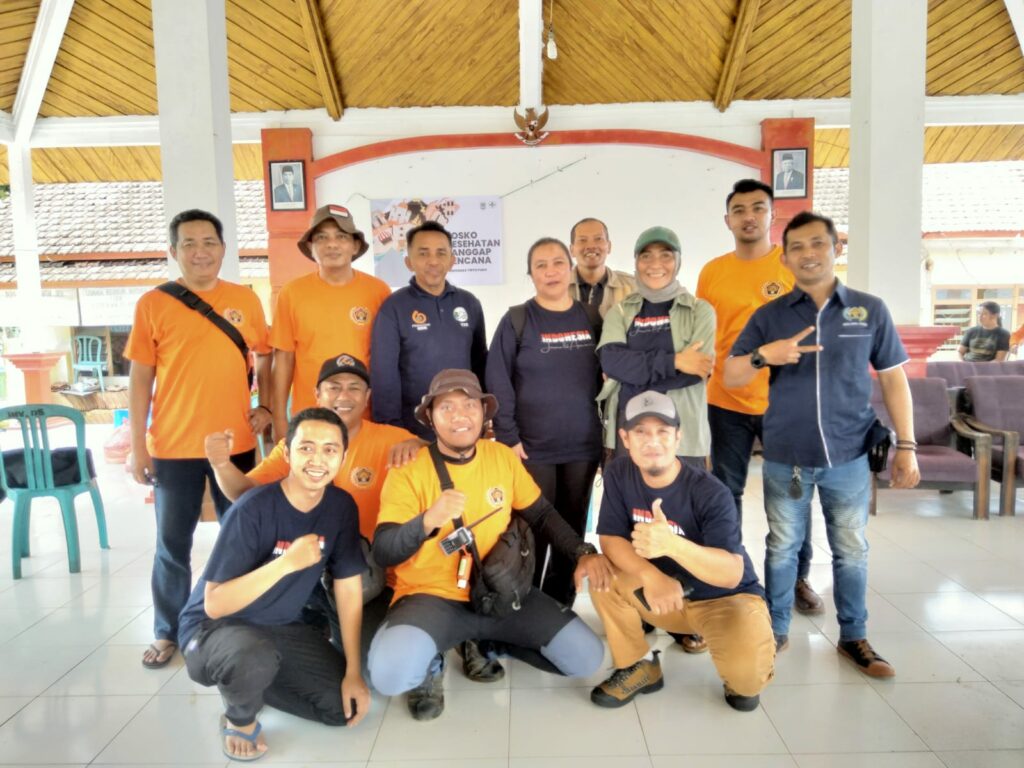 Tim PWI Malang Raya pose bersama Kepala Desa Pujiharjo, Hendik Arso (ist)