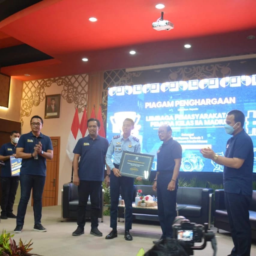 Tim Humas Lapas Kelas 1 Malang saat menerima penghargaan terbaik 2 manajemen Media Massa Kanwil Kemenkumhan Jatim (ist)