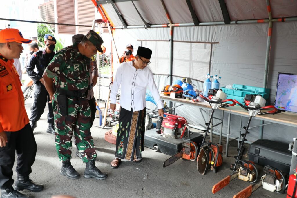 Walikota Malang, H Sutiaji (baju putih lengan panjang) meninjau kesiapan tim penanggulangan bencana usai apel gelar pasukan (ist)