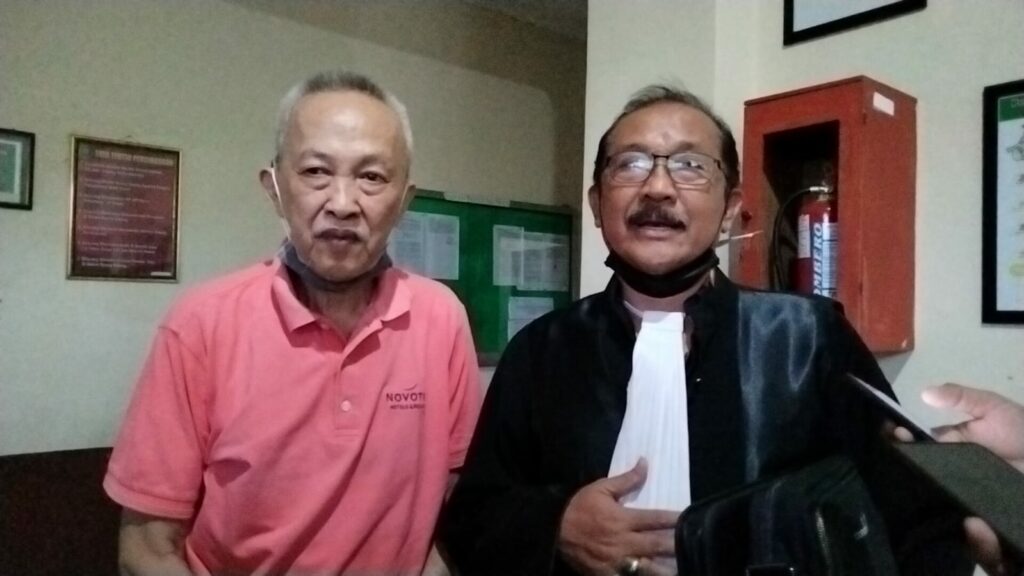 Suhendro Priyadi, SH, MH bersama Bambang Sugiarto saat memberikan keterangan kepada wartawan (ft.cholil)