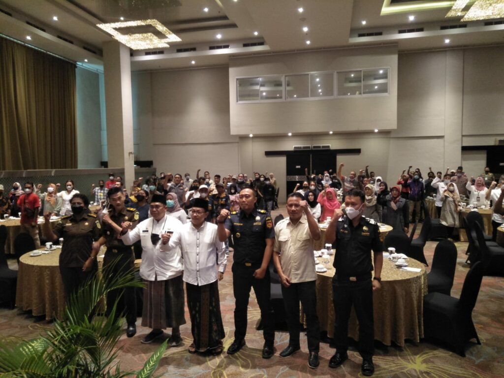 Walikota Malang, H Sutiaji dan para pemateri pose bersama peserta sosialisasi ketentuan di Bidang Cukai