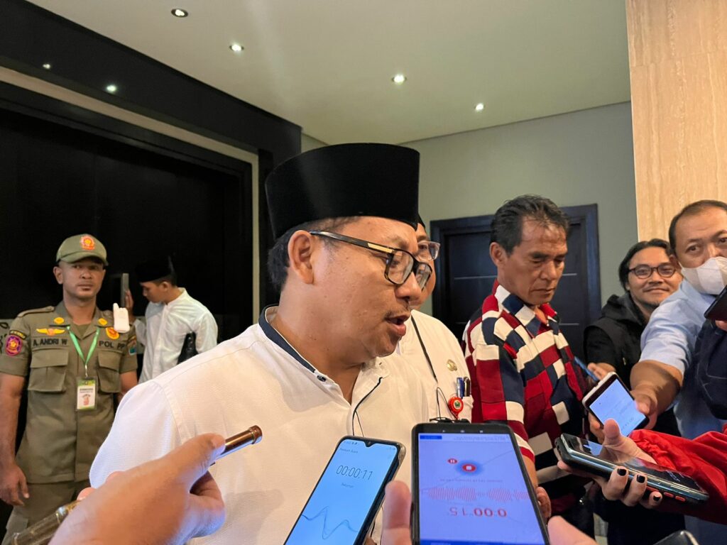 Walikota Malang, H Sutiaji, memberikan keterangan kepada wartawan usai kegiatan sosialisasi ketentuan di Bidang Cukai