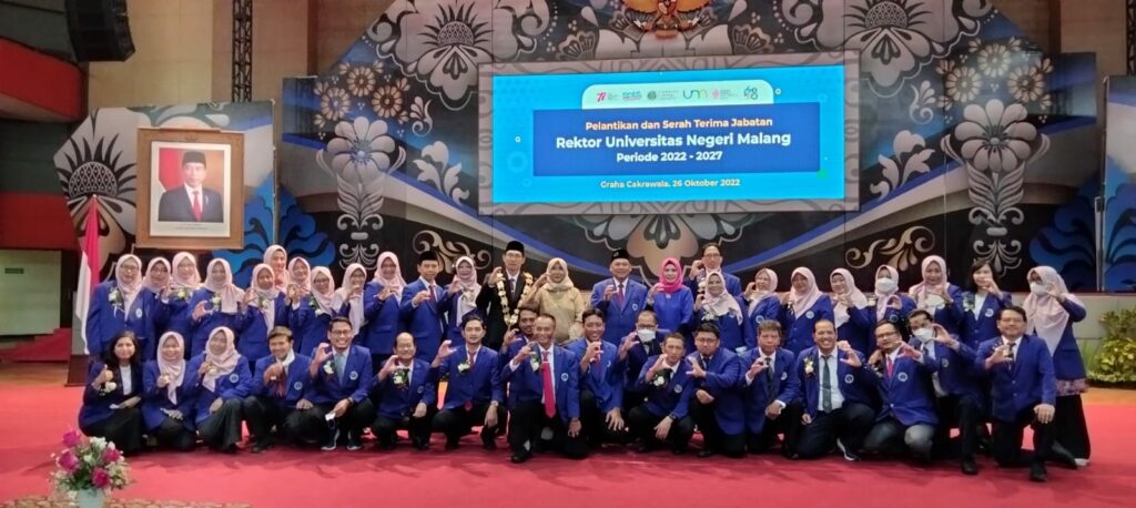 Rektor Universitas Negeri Malang (UM), Prof Hariyono dan mantan rektor UM, Prof Rofiudin, pose bersama civitas akademika UM (ft.cholil)
