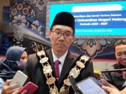 Rektor Universitas Negeri Malang, Prof Hariyono memberikan keterangan kepada wartawan (ft.cholil)