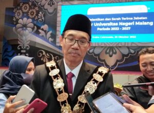 Rektor Universitas Negeri Malang, Prof Hariyono memberikan keterangan kepada wartawan (ft.cholil)
