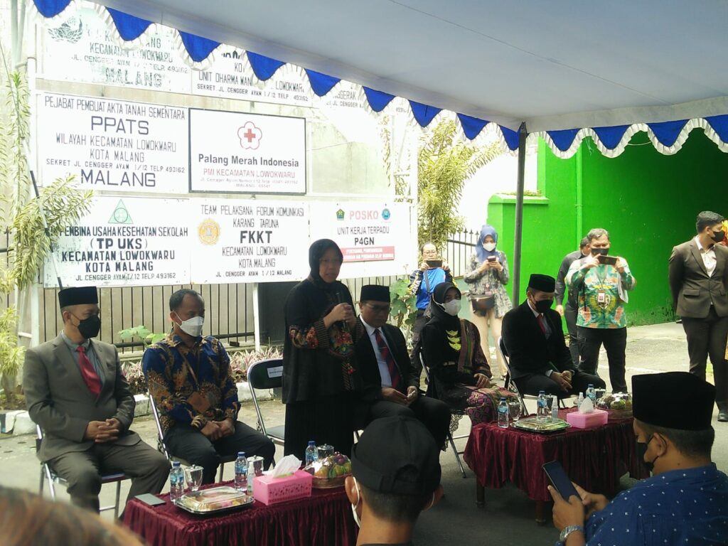 Menteri Sosial, Tri Rismaharini didampingi Wakil Walikota Malang, Sofyan Edi Jarwoko memberikan santunan kepada keluarga korban tragedi Kanjuruhan (ist)