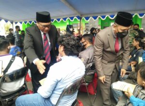 Wakil Walikota Malang, Sofyan Edi Jarwoko (kiri) disela mendampingi Menteri Sosial, Tri Rismaharini memberikan santunan kepada keluarga korban insiden Kanjuruhan