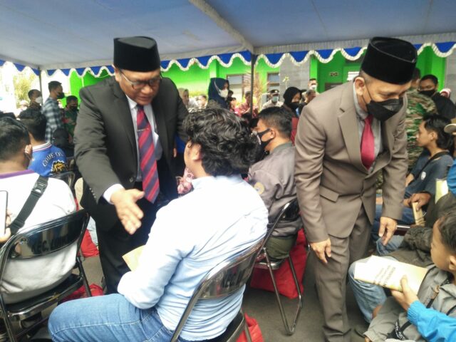 Wakil Walikota Malang, Sofyan Edi Jarwoko (kiri) disela mendampingi Menteri Sosial, Tri Rismaharini memberikan santunan kepada keluarga korban insiden Kanjuruhan