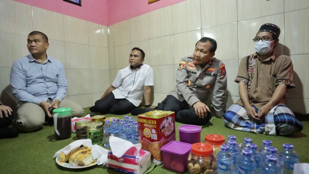 Kapolda Jatim, Irjen Pol Toni Harmanto mengunjungi keluarga korban insiden Kanjuruhan (ist)