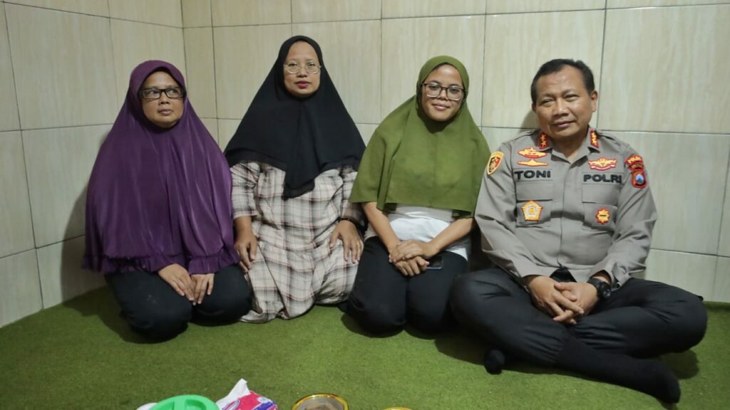 Kapolda Jatim, Irjen Pol Toni Harmanto mengunjungi keluarga korban insiden Kanjuruhan (ist)