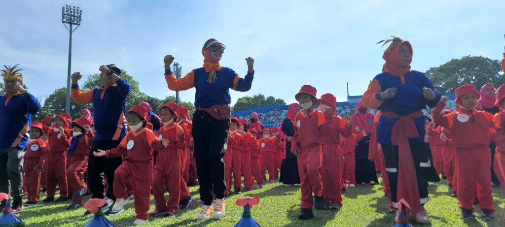 Ribuan siswa Paud dan TK Kota Malang, mengikuti gelaran Senam Kreasi Anak Indonesia dan Tadi Kreasi Profil Pelajar Pancasila di Stadion Gajayana (ft.cholil)