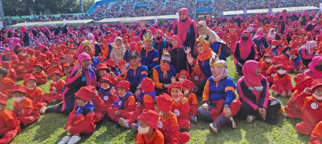 Walikota Malang, H Sutiaji dan Bunda Paud Kota Malang, Widayati Sutiaji serta Kepala Disdikbud Suwarjana, pose bersama siswa Paud dan TK di Stadion Gajayana