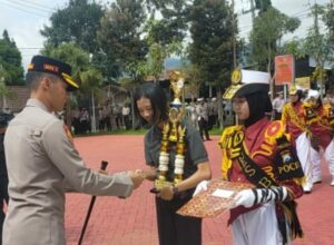 Kapolres Batu, AKBP Oscar Syamsuddin menyematkan penghargaan kepada para Pocil