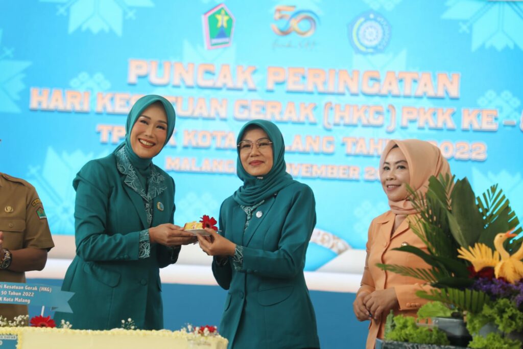 Ketua TP PKK Kota Malang, Widayati Sutiaji memberikan potongan kue tart pada acara puncak peringatan hari kesatuan gerak PKK ke 50 (ist)