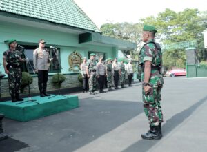 Sebagai wujud implementasi sinergitas TNI-Polri, Polresta Malang Kota dan Kodim 0833 Kota Malang menggelar apel gabungan pada Rabu, ( 15/11/2022)