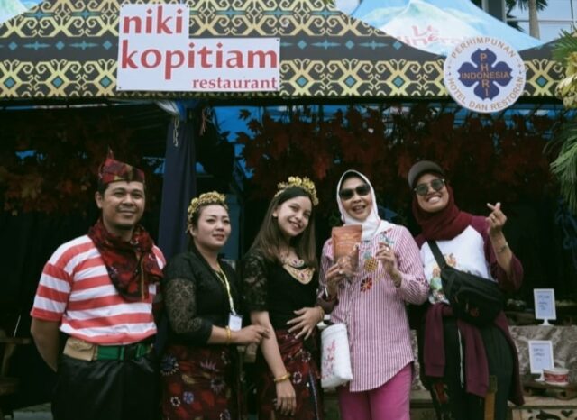 Walikota Batu, Hj Dewanti Rumpoko pose bersama pengunjung di event BSFF (ist)