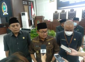 Ketua DPRD Kota Malang, I Made Riandiana Kartika (kiri) bersama Walikota Malang, H Sutiaji (tengah) serta Sekda Kota Malang, Erik Setyo Santoso saat memberikan keterangan kepada wartawan usai paripurna