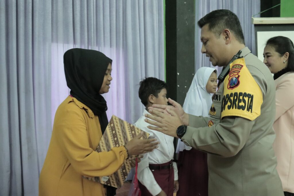 Kapolresta Malang Kota, Kombes Pol Budi Hermanto menyerahkan bantuan beasiswa dari Kapolda Jatim kepada anak korban kanjuruhan (ist)