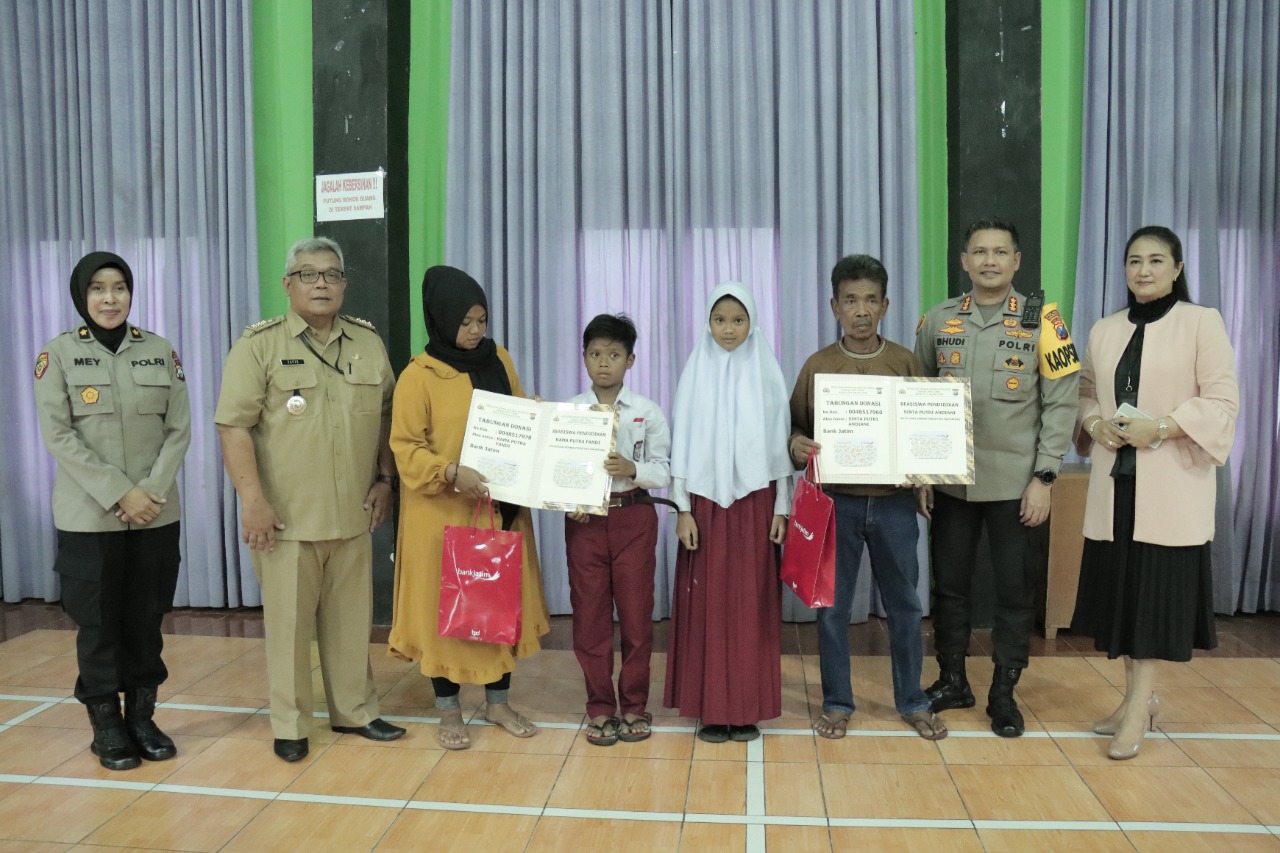 Kapolresta Malang Kota, Kombes Pol Budi Hermanto menyerahkan bantuan beasiswa dari Kapolda Jatim kepada anak korban kanjuruhan (ist)