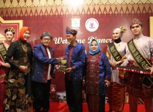 Walikota Malang, H Sutiaji menyerahkan cinderamata (ist)