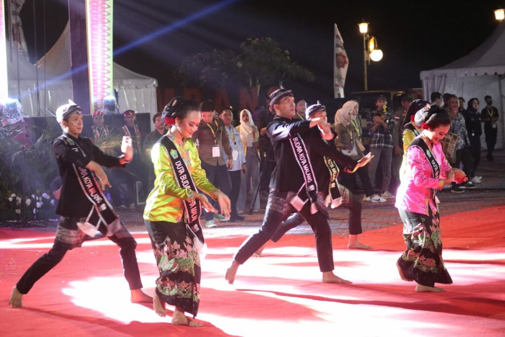 Tari kreasi gebyar budaya Kota Malang semarakkan karnaval JKPI IX, di Palembang (ist)