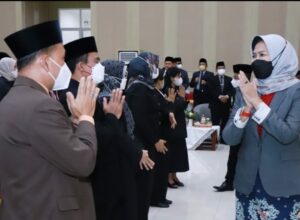 Walikota Batu, Hj Dewanti Rumpoko memberikan ucapan selamat kepada puluhan pejabat yang telah dilantik