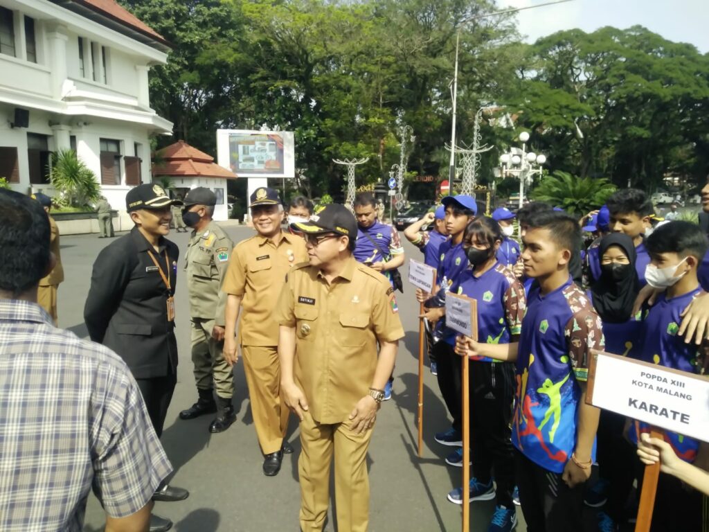 Walikota Malang, H Sutiaji melepas kontingen POPDA XII yang akan berlaga di Sidoarjo Jawa Timur