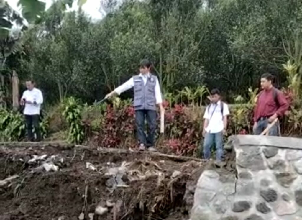 Plengsengan Tepi Makam Pagergunung Ambrol Sepanjang 10 Meter, Kepala Dinas DPKP Kota Batu Perintahkan Bongkar Total