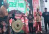 Ketua Tim Penggerak PKK Provinsi Jawa Timur Arumi Bachsin Emil Dardak memukul gong pertanda diresmikan pembukaan even BSFF 2022 di Kota Batu (ft.agus)