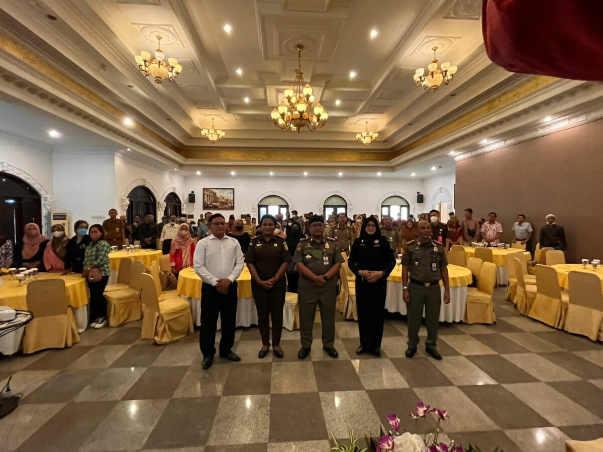 Kepala Satpol PP Kota Malang, Heru Mulyono (tengah) pose bersama narasumber beserta peserta Sosialisasi (ft.cholil)